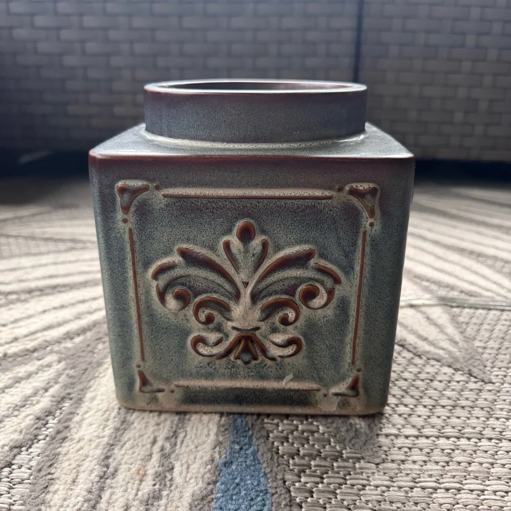 Yankee Candle Large Electric Melt Warmer Scenterpiece Damask Farmhouse BlueBrown